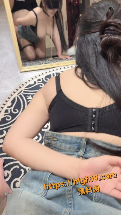 海角社区 奶子即正义 第65集 趁她老公不在家去她家里玩她 在镜前蹂躏极品人妻!