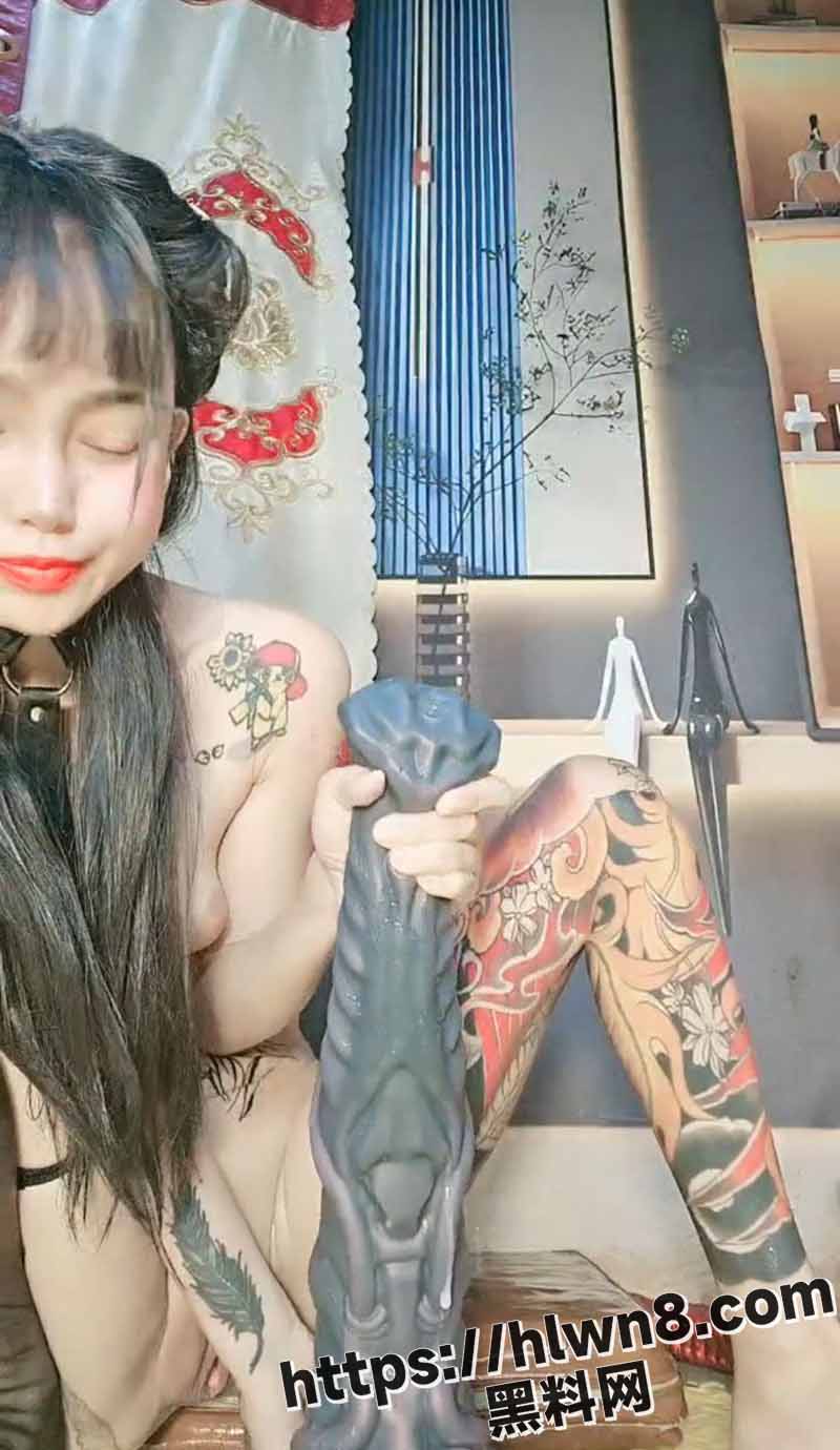 猎奇视频 精神小妹下海卖艺 为取悦直播间金主 半米长的巨龙塞入白虎嫩穴！