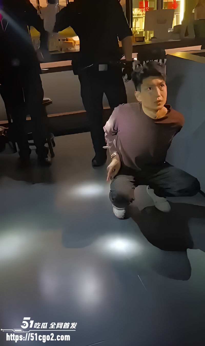 精神小伙深夜酒吧袭警  5