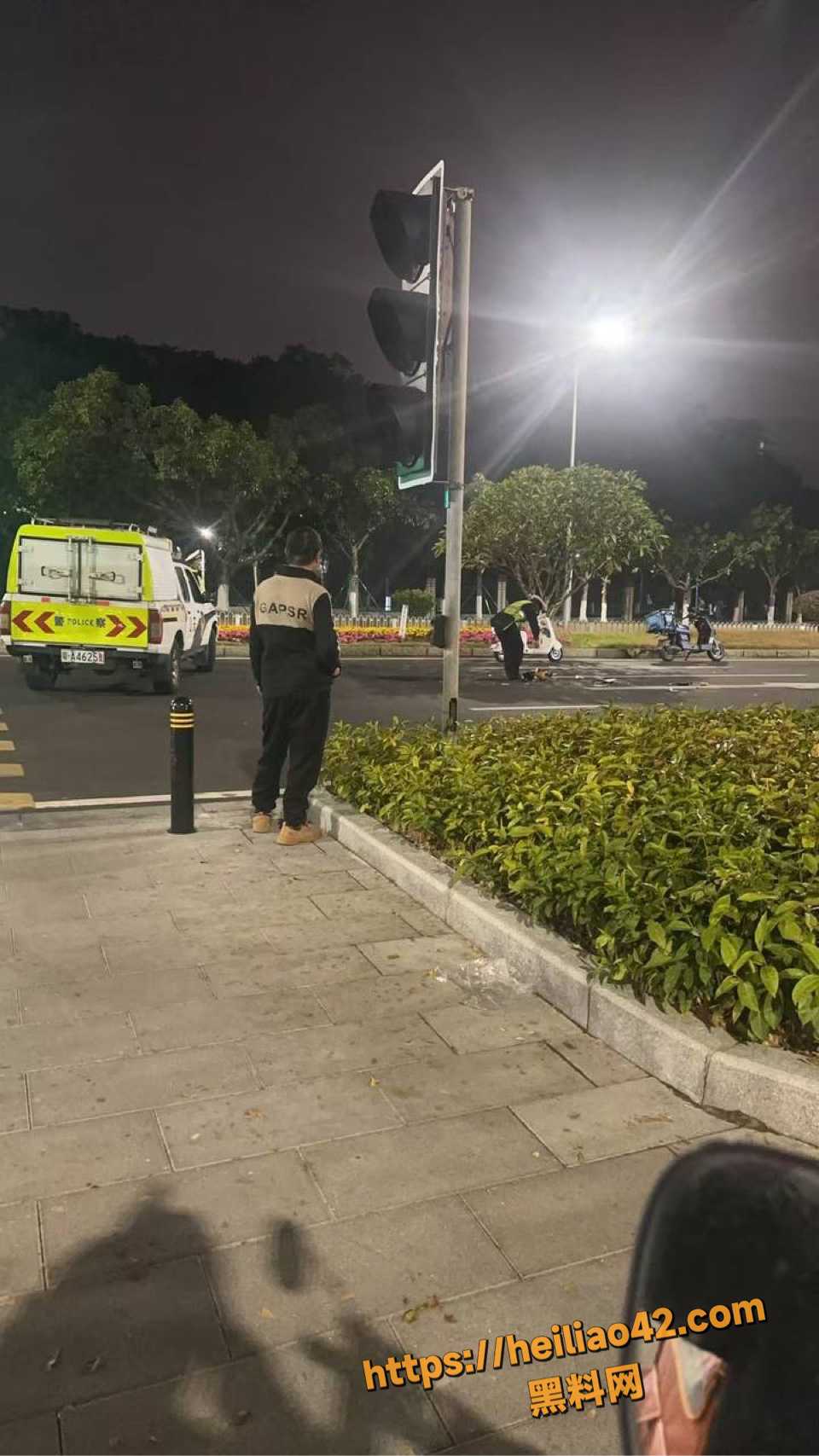 外卖员不戴头盔飞驰 撞倒乱窜马路的学生导致手臂断裂 自己也头破血流！