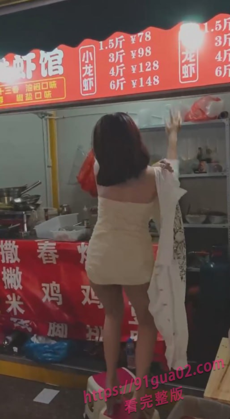餐饮也玩擦边营销?小吃摊老板娘艳舞吸客太敢了!