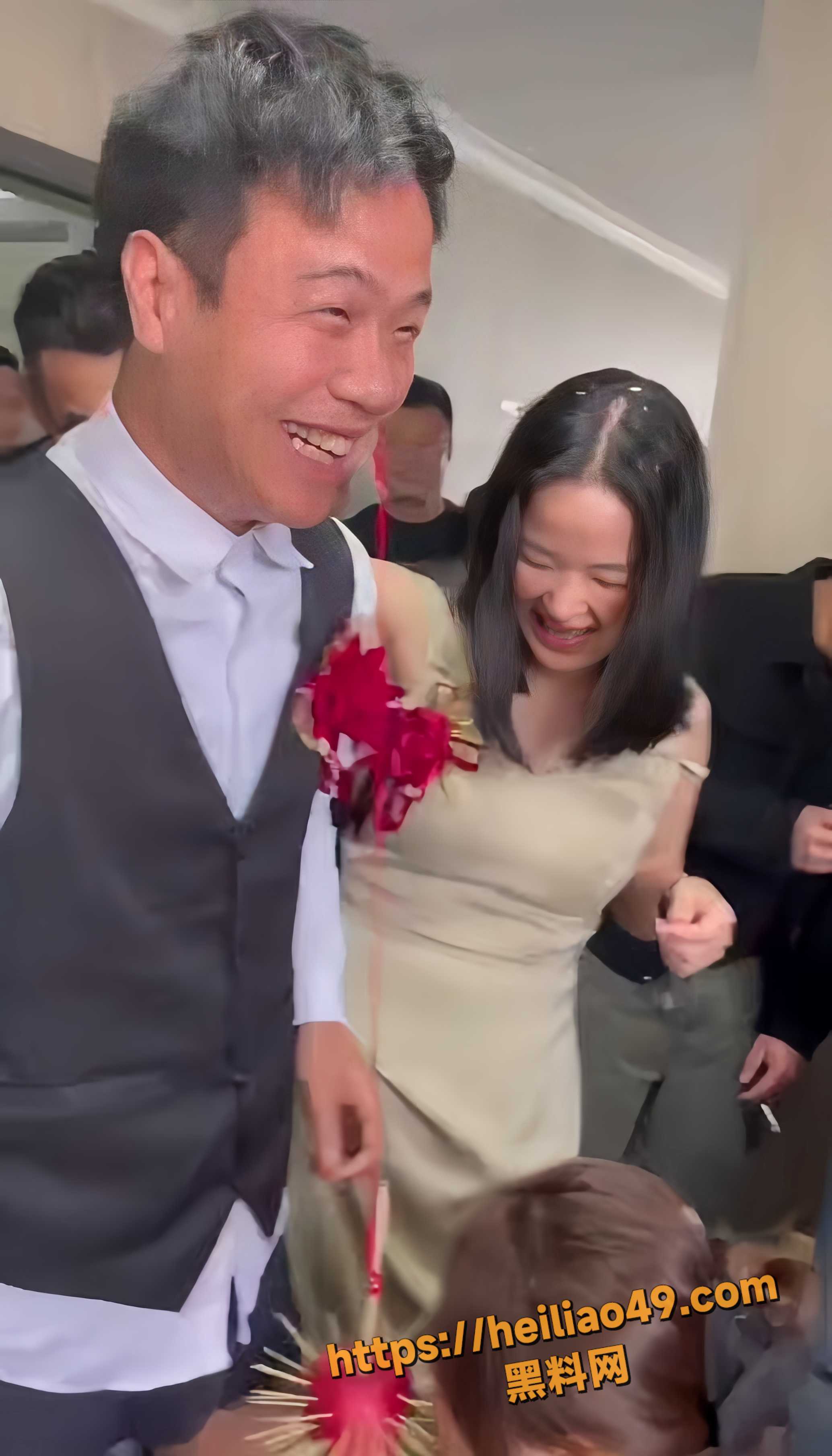接亲现场婚闹游戏 牙签苹果扎新郎下体 伴娘骚操作引爆全场！