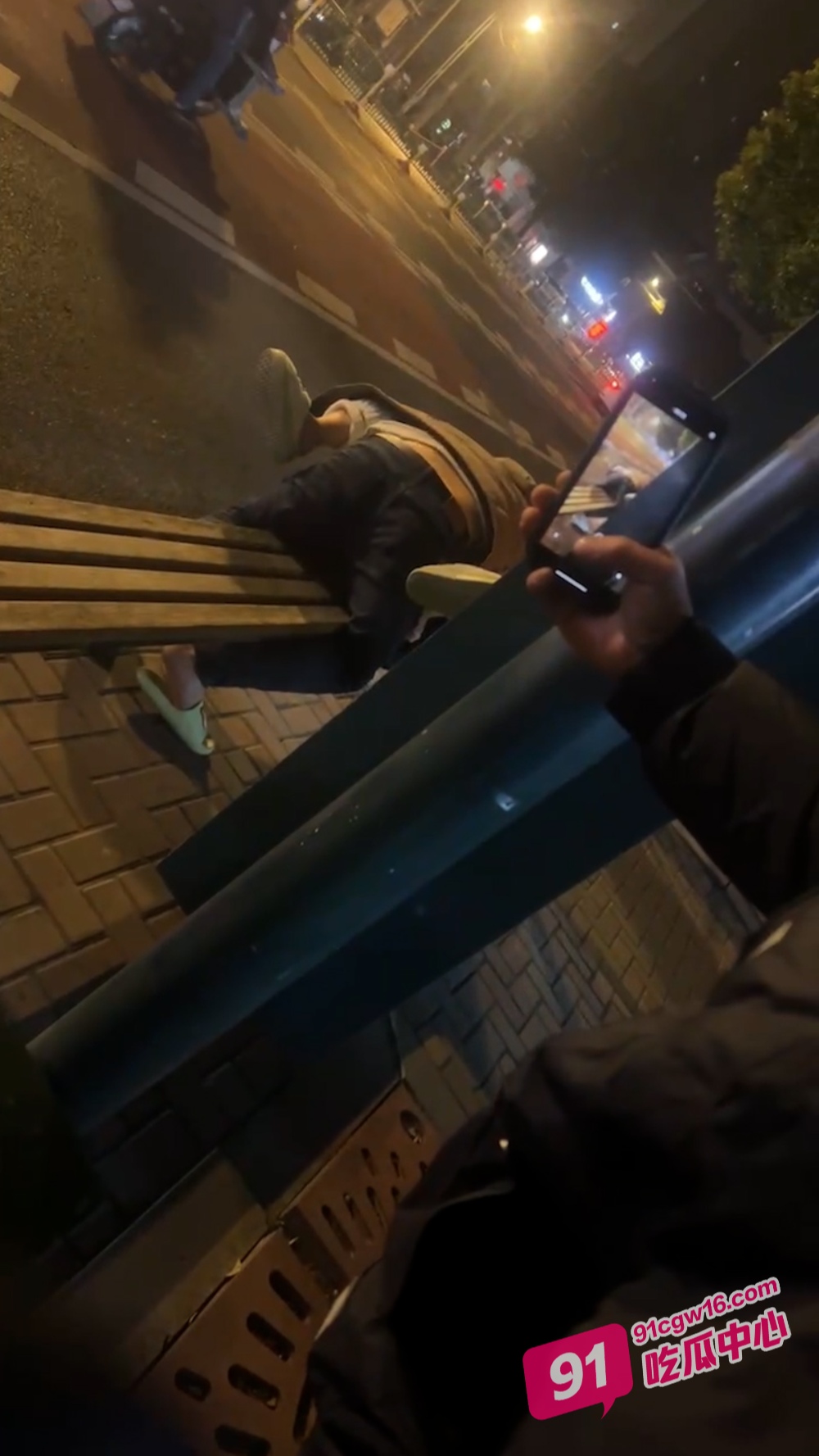 做自己的爱让别人拍去吧！常州大学城公交车站小情侣无视路人拍摄当街啪啪 配图3