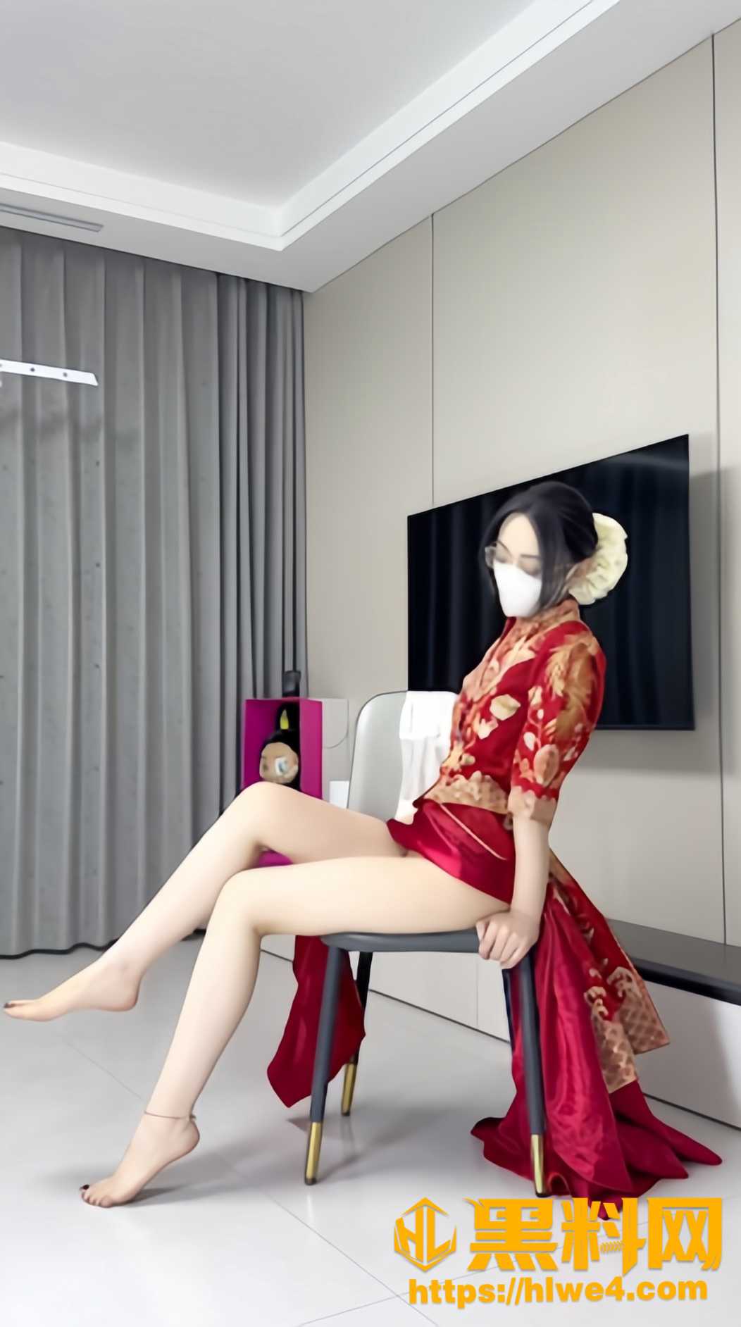 微博恋足尤物 媚娘白玉花  最新大尺度写真流出 红色秀禾服搭配白丝 展现极致诱惑