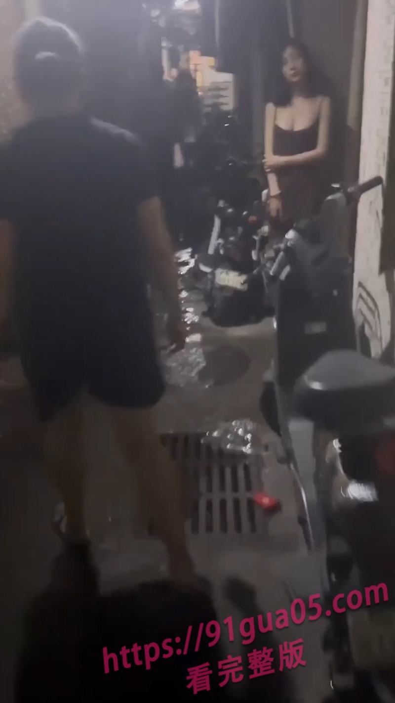 男子暗访鸡窝一条街 超年轻的小妹妹下海接客震惊全网 配图4