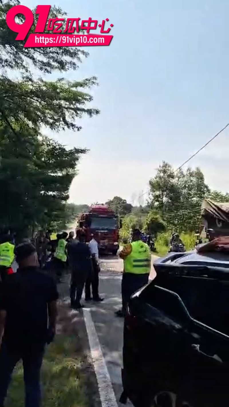 马来西亚男子刚买新车 下午就逆行撞向卡车 导致车辆严重变形6死1重伤