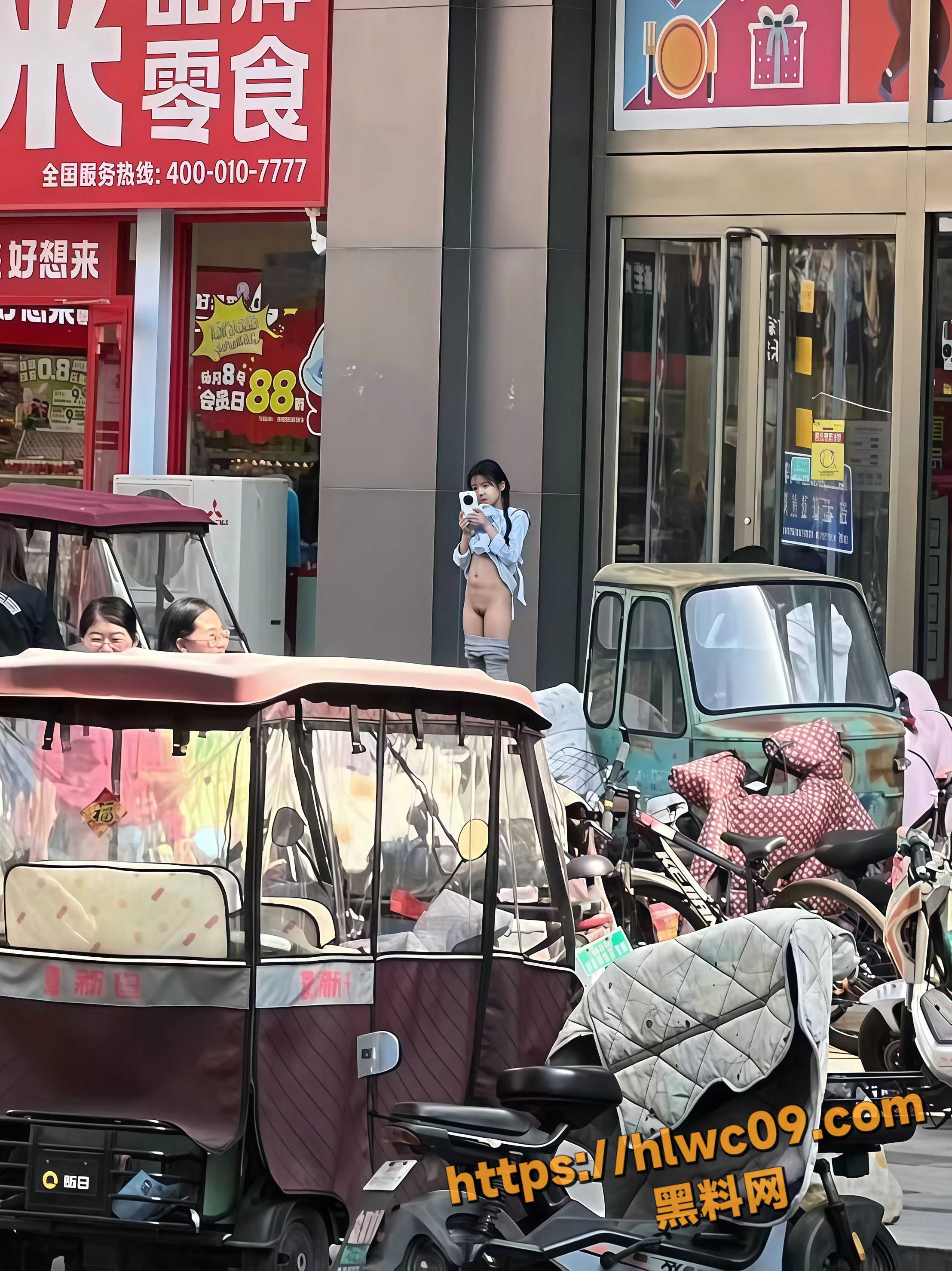 泰华裸女 当街排便 现场视频曝光 双马尾女孩大胆裸露下体 疑似主人的任务