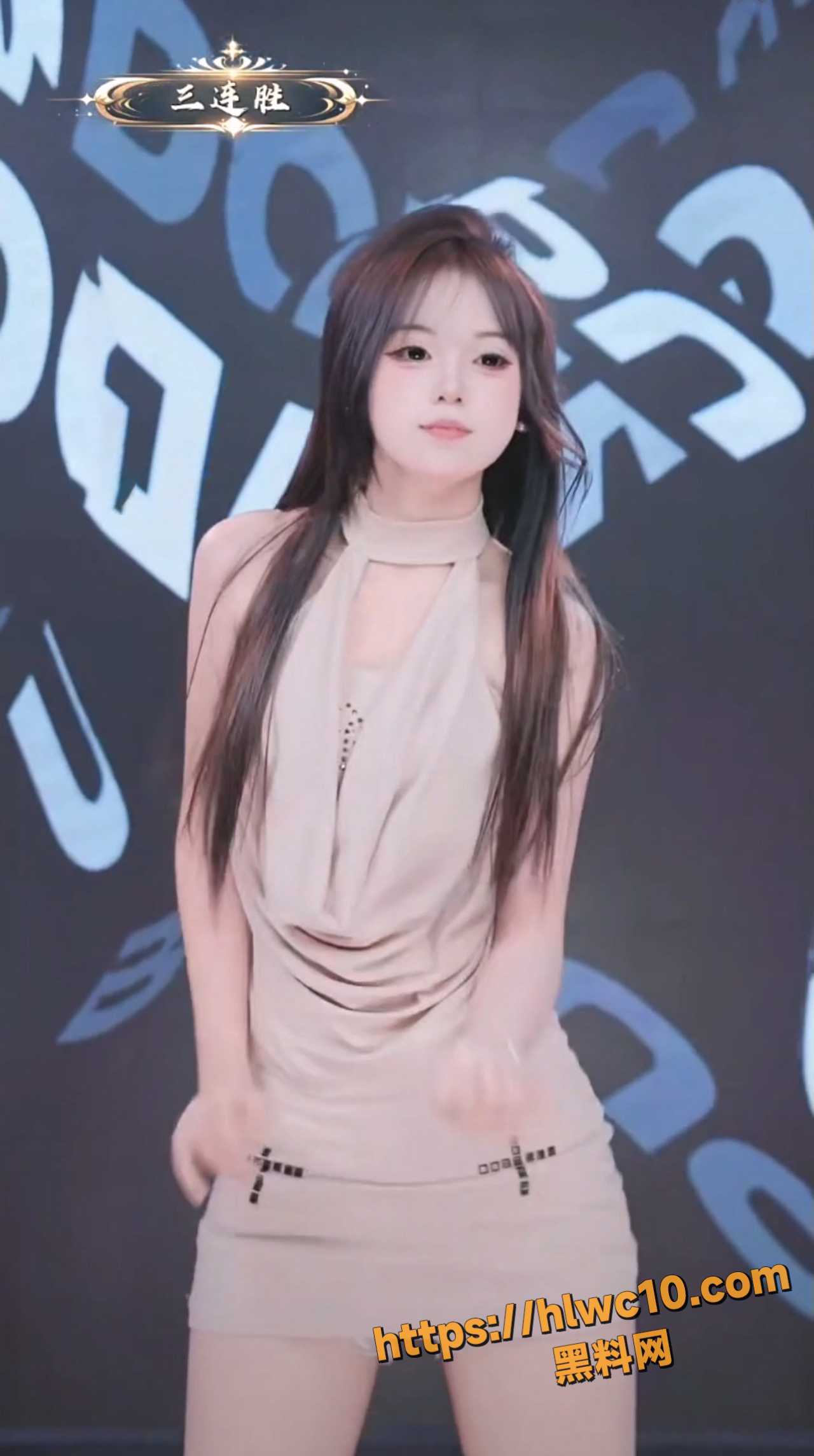 网红厕拍 大神潜入女厕双视角偷拍 成都某顶级团播主播的白虎嫩穴