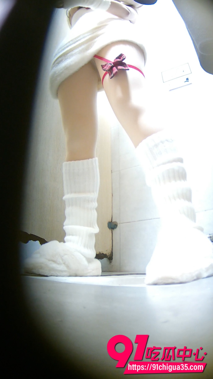 美女如云精品厕拍系列 真实偷拍女厕多位极品小姐姐蹲坑方便 脸穴同框超清晰!