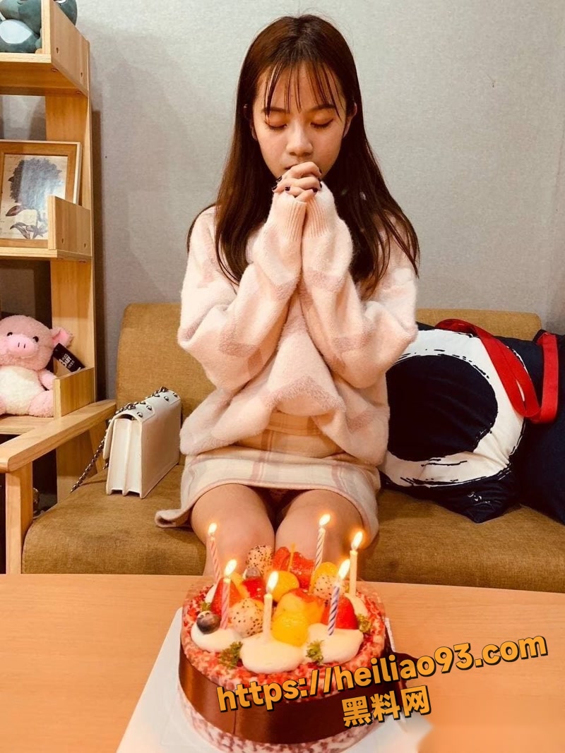 学生小情侣刚过完生日就跑出租房调教 上下两张嘴全不放过 自拍视频百度云泄密流出