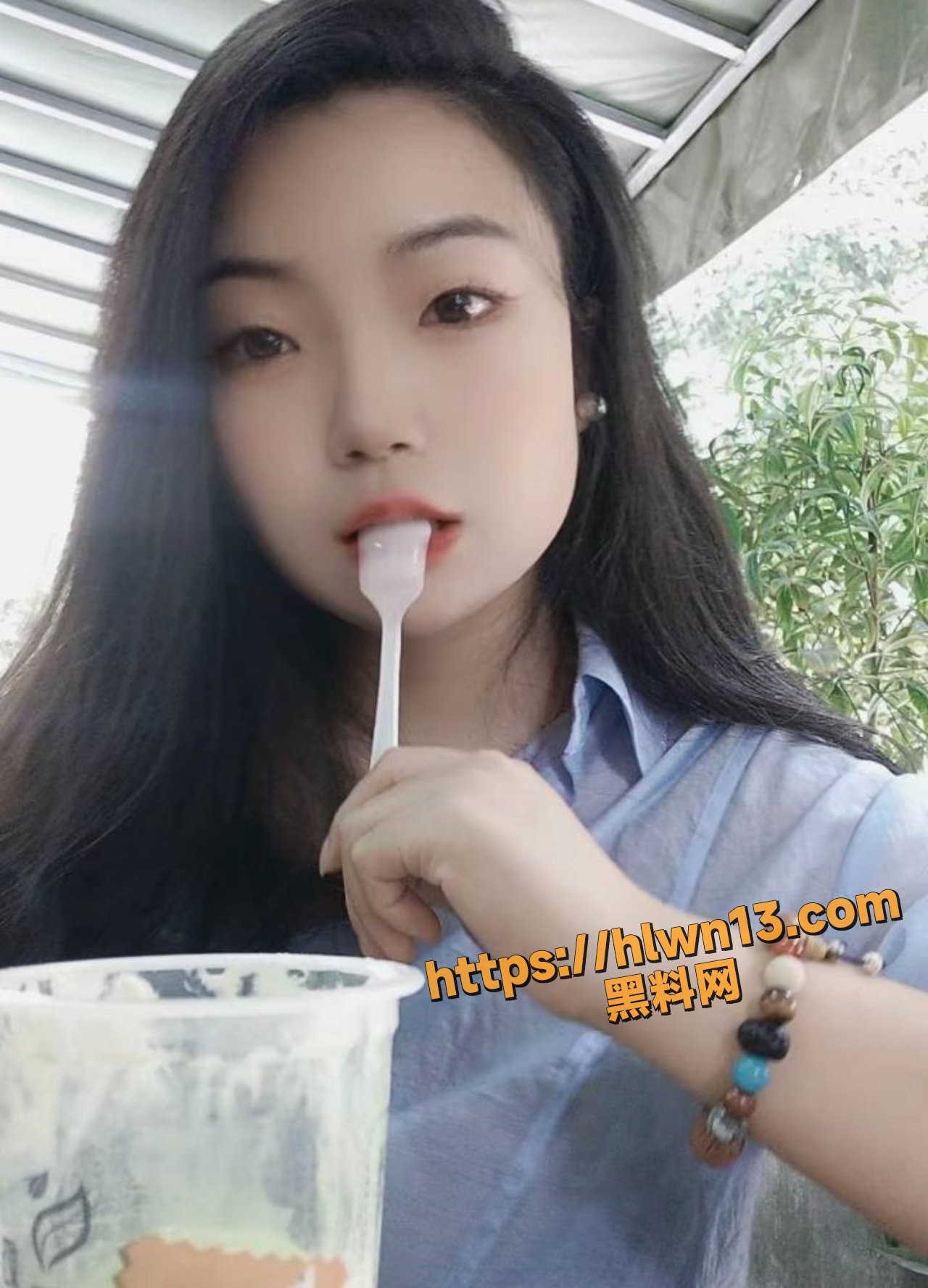 强奸少妇邻居 操美女邻居 她儿子疯狂拍门喊妈妈 叔叔激动到内射！求瓜