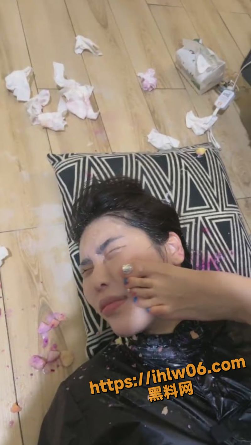 高颜值双女神调教小母狗 将母狗踩在脚下用蛋糕涂抹脸蛋 场面一度诱人犯罪！