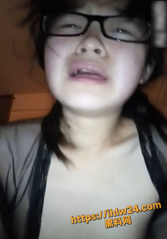 闷骚眼镜妹男友满足不了高涨的性欲 求助炮友当狗调教 毒龙扇耳光才舒服！