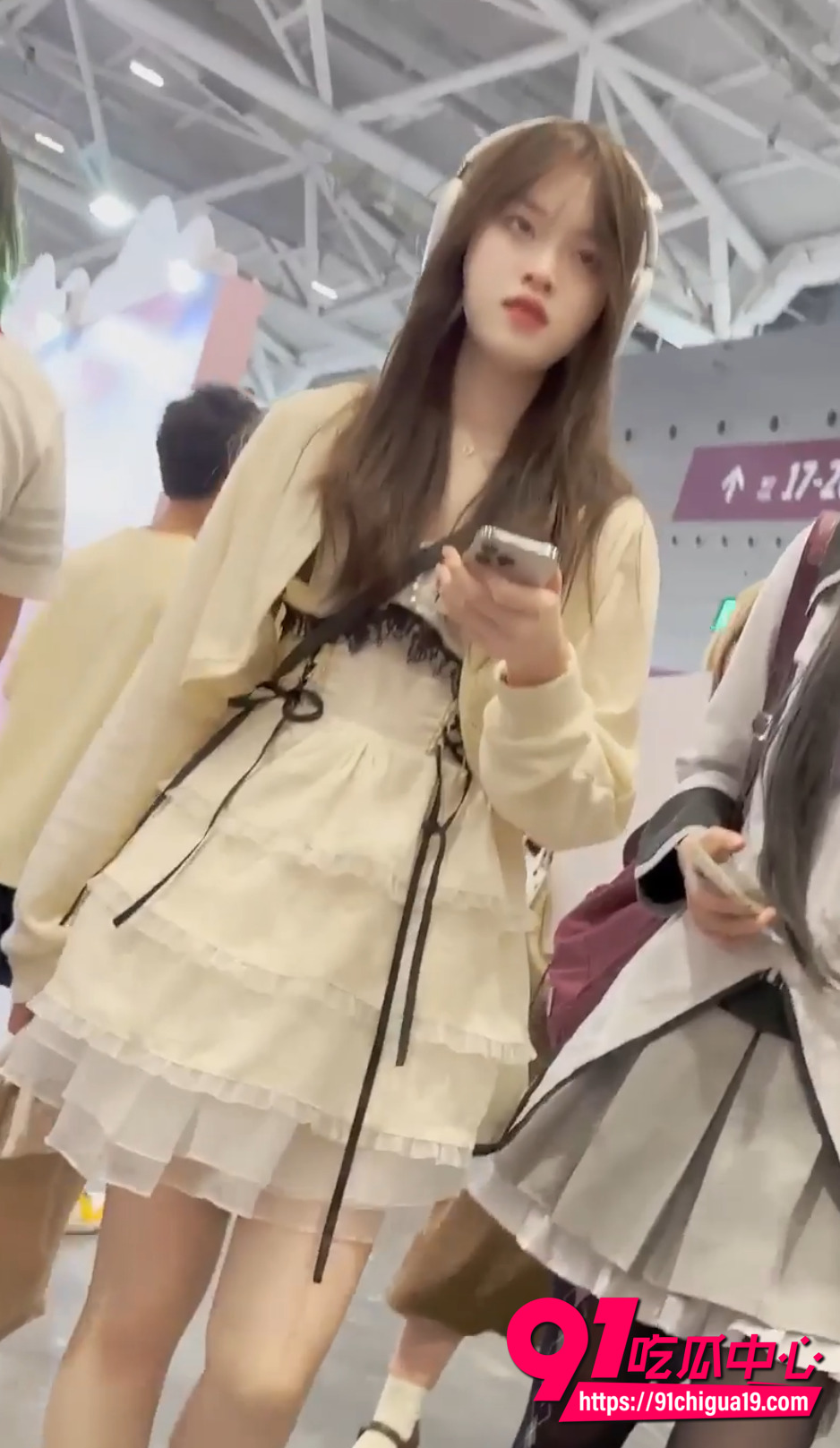 大神漫展抄底无内学生妹2
