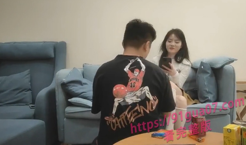 重金约到会嫩模小姐姐 沙发大战激烈无比 猛男打桩现场视频曝光～ 配图3