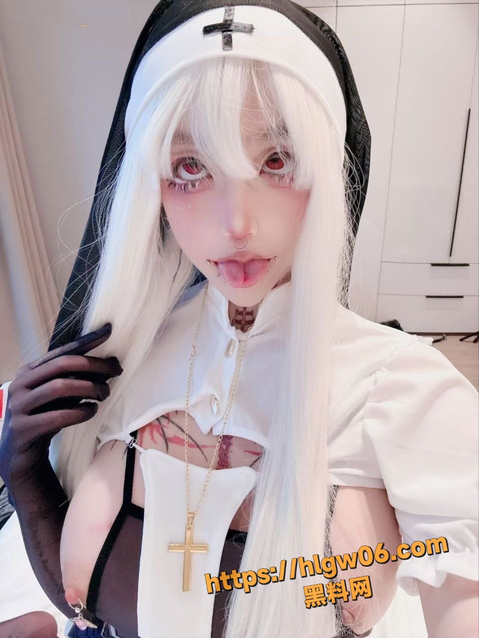 超高颜值巨乳阿黑颜 1314付费门槛福利 黑丝修女大秀纹身巨乳 炮机自慰享受极致高潮！