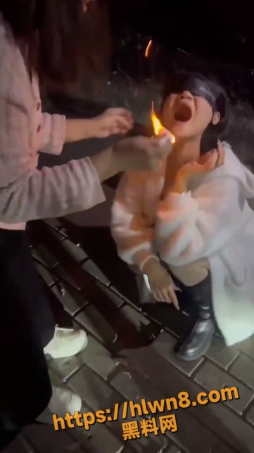 一伙骚鸡精神小妹直播节目太没下限 往嘴里塞点燃的纸 拖鞋抽逼抽鸡巴 你们喜欢看吗？