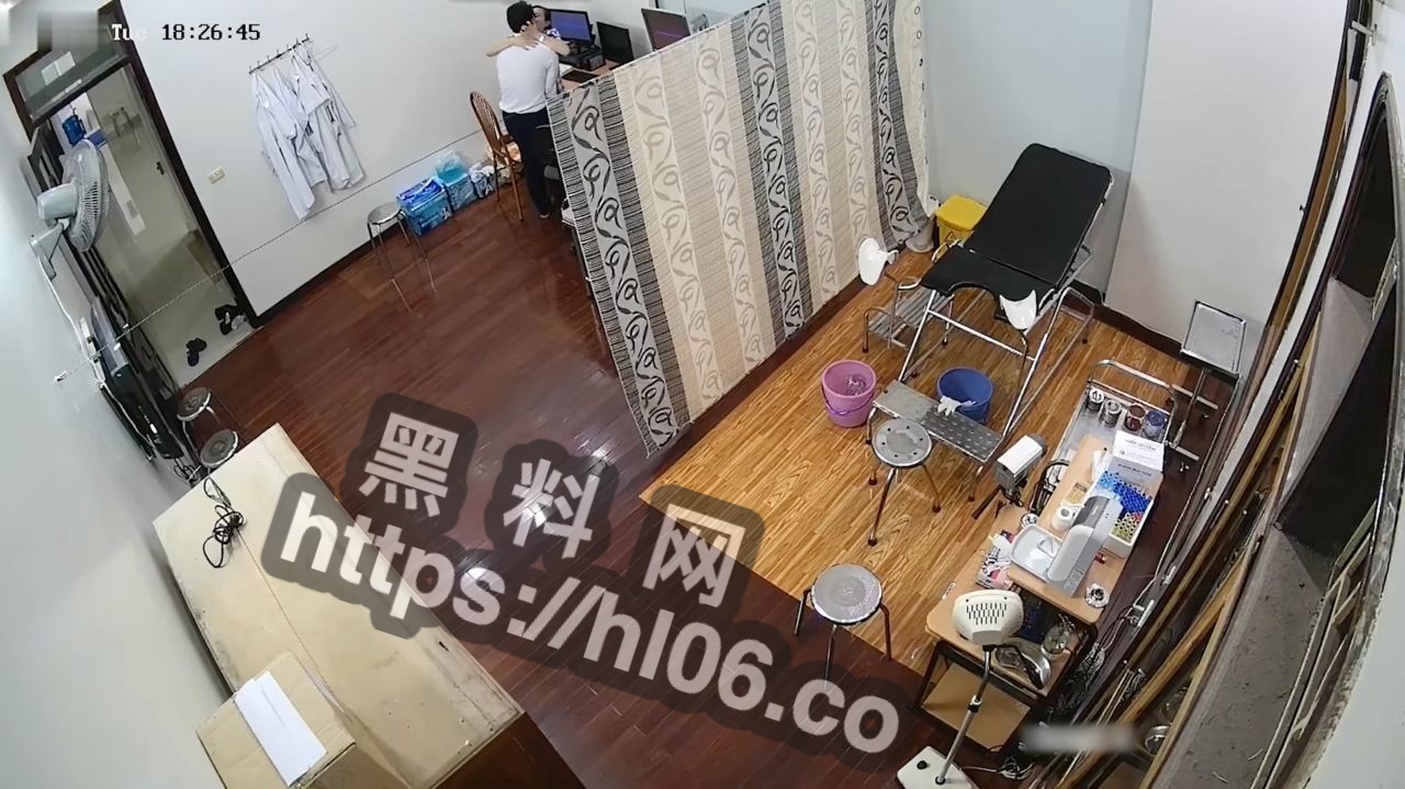 破解摄像头,男医生跟女病患在诊室偷情，事后免费给她做检查