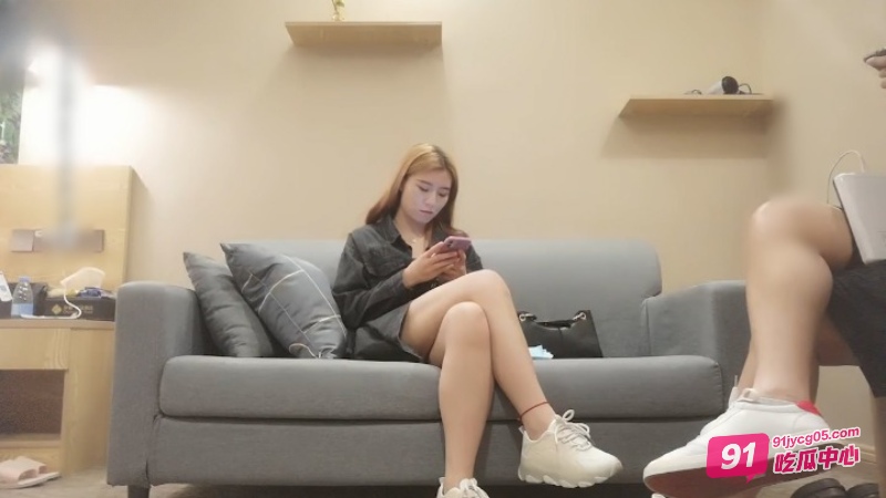 大学生美女周末下海兼职 “我把钱退你 我受不了了”