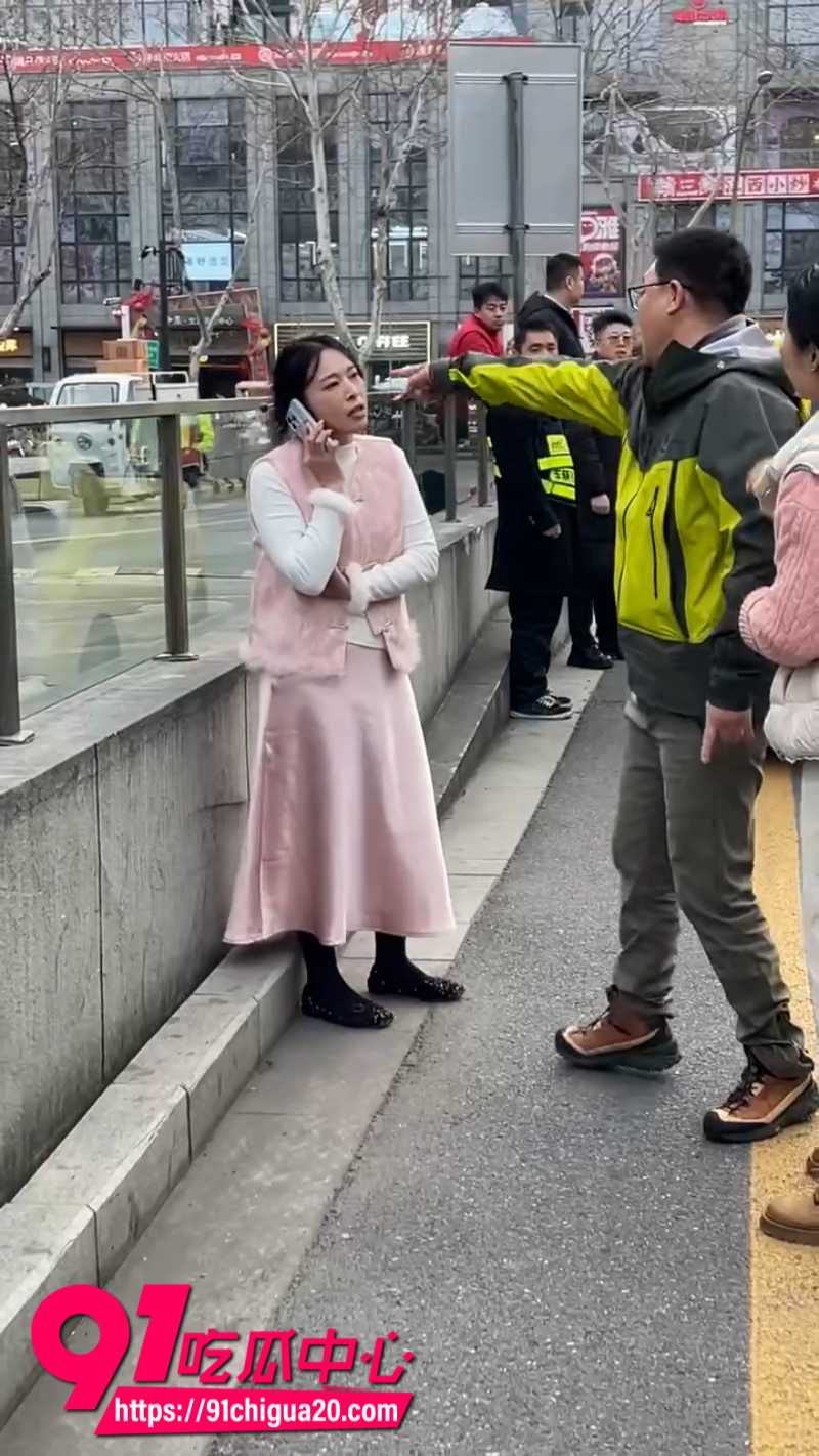 江苏扬州男司机和女司机发生剐蹭后扇了女的一巴掌6