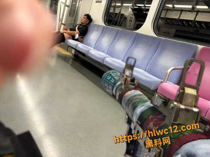 5月2号 台湾地铁一男子当众打飞机 火车上翘腿自慰被拍下全过程曝光 真的太嚣张了