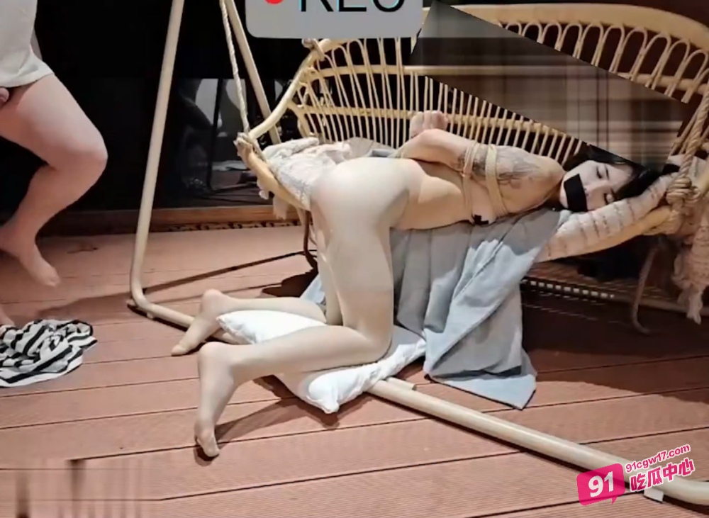 高价调教嫩妹作品 电梯KS训练和马路旁露台调教！激发嫩妹的M属性 配图2