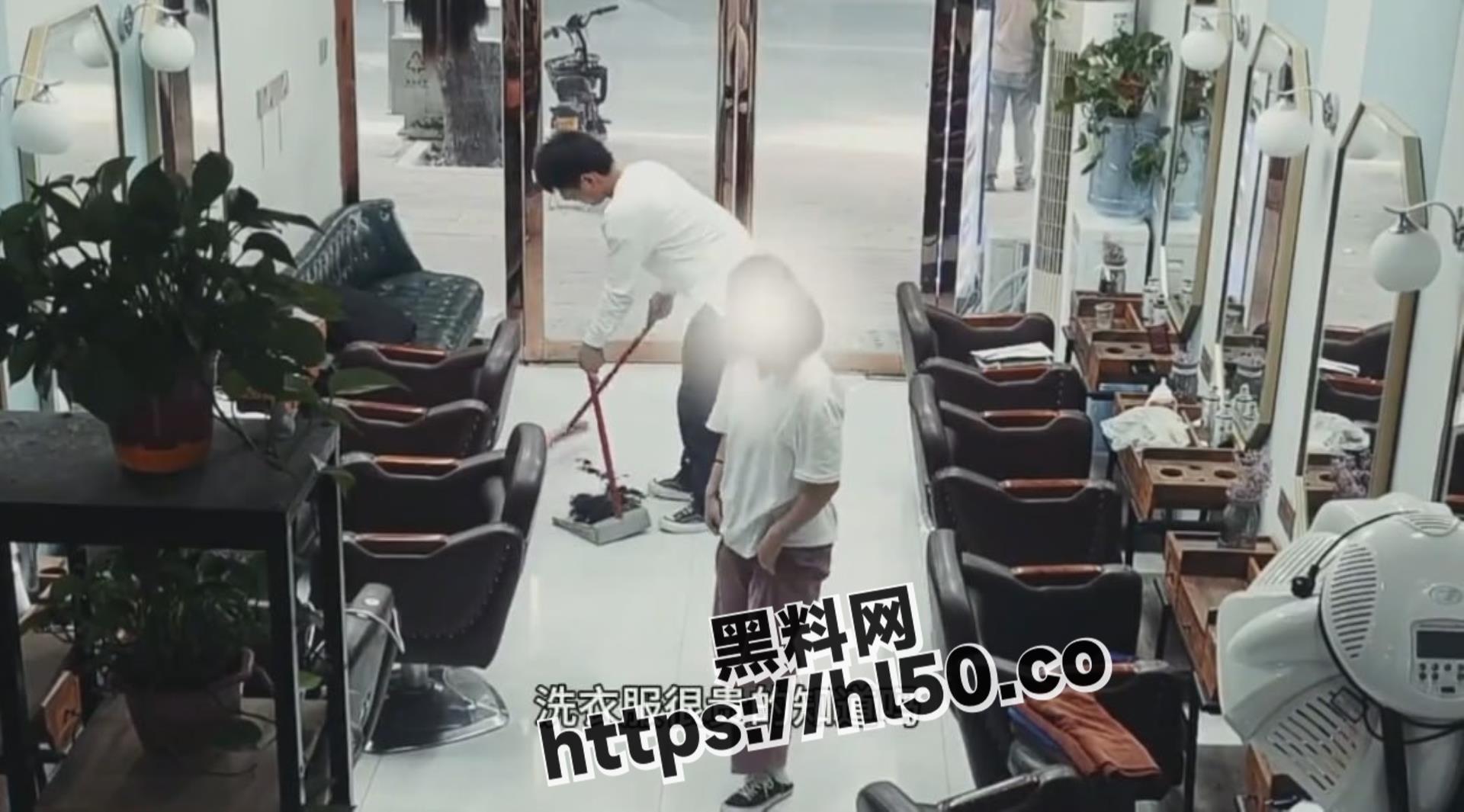 小仙女又开始作妖了 在理发店里嫌东嫌西 不要拦我 我要去抽她丫的！