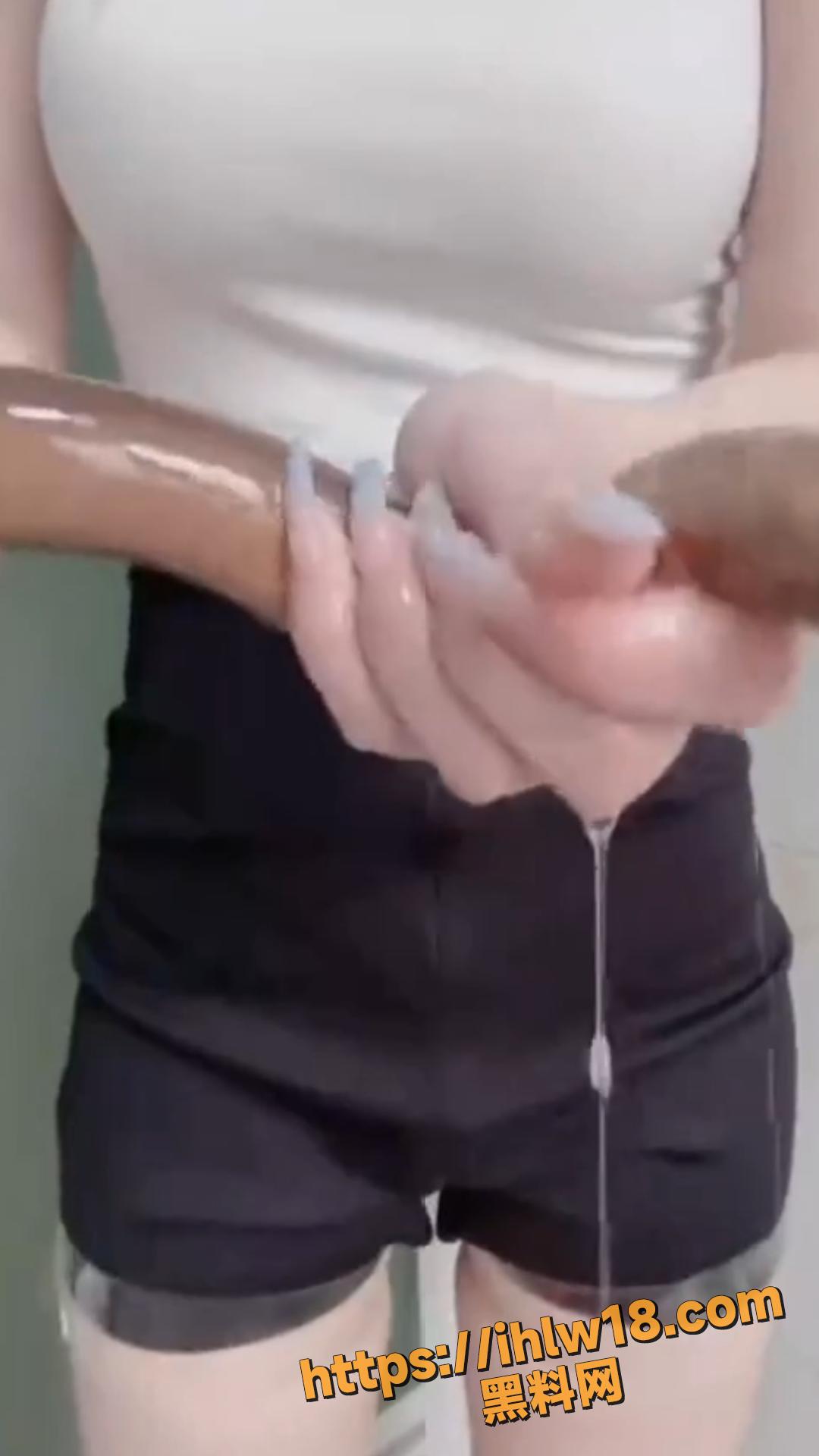 女主播直播间新成人玩具揭秘 活着的黄鳝直接塞裤裆 这是真勇士！