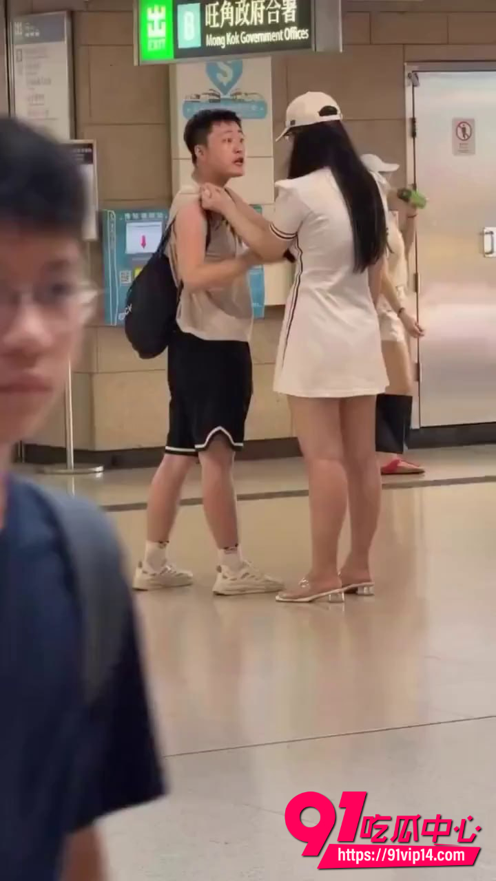 每日一乐搞笑吃瓜 香港叫鸡不给钱 COS护士地铁死追 地铁站里当众揪住衣服理论