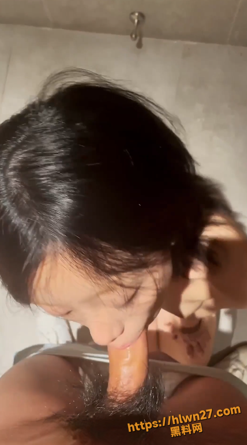 露脸才是王道！带学生妹母狗到商场男厕所 一丝不挂 无套内射太刺激了!