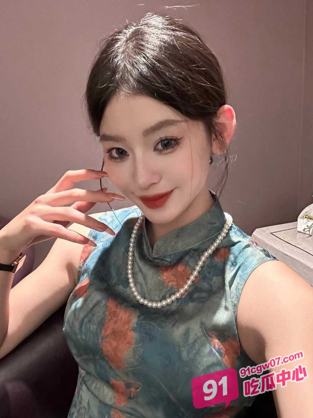 黑龙江换妻聚会 淫荡姐妹花共享老公 俩个骚货无比兴奋 场面热烈堪比AV现场 配图2