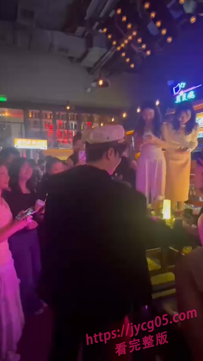 长沙夜生活真开放！男模夜店小姐姐排队上车 5A景区级别人气！ 配图2