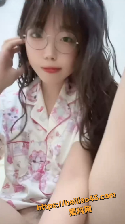 纯欲眼镜小萝莉 私密网调视频流出 白天清纯小可爱 晚上自慰到失神
