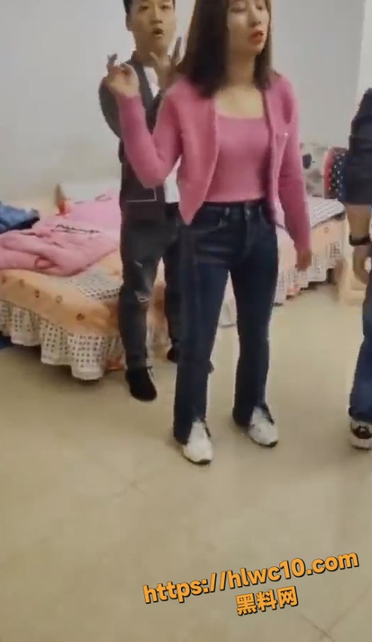 妻子出轨被老公抓奸 带小三回家在夫妻房做爱 现场一片狼藉