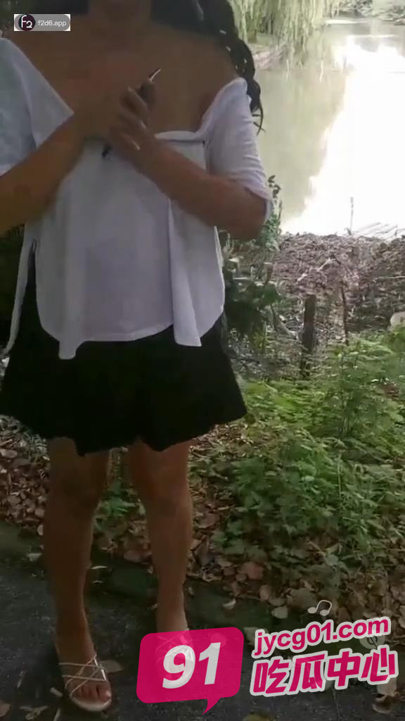 巨乳美女户外勾引大爷 看到嫩白丰胸的大爷眼睛都直了 配图4