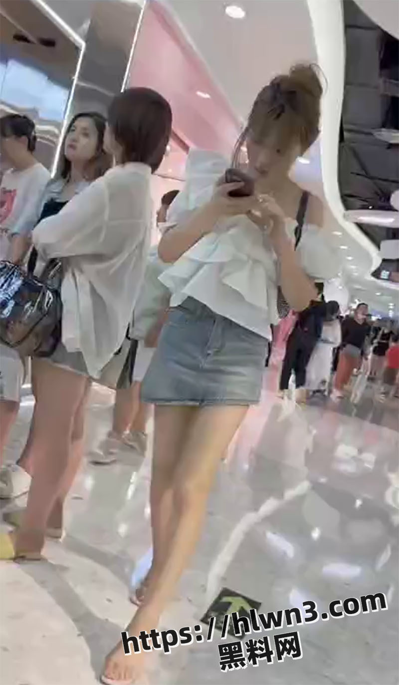 商场抄底超美高跟牛仔短裙丸子头美女 美女只顾玩手机 没想到被抄底白色内内