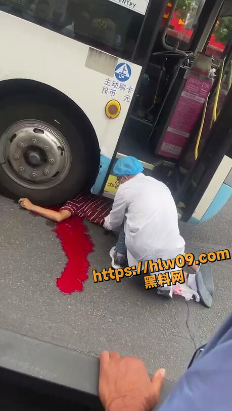 江苏扬州车祸 侧面来车一挤电动车 电动车碰倒了直接被公交车爆头！