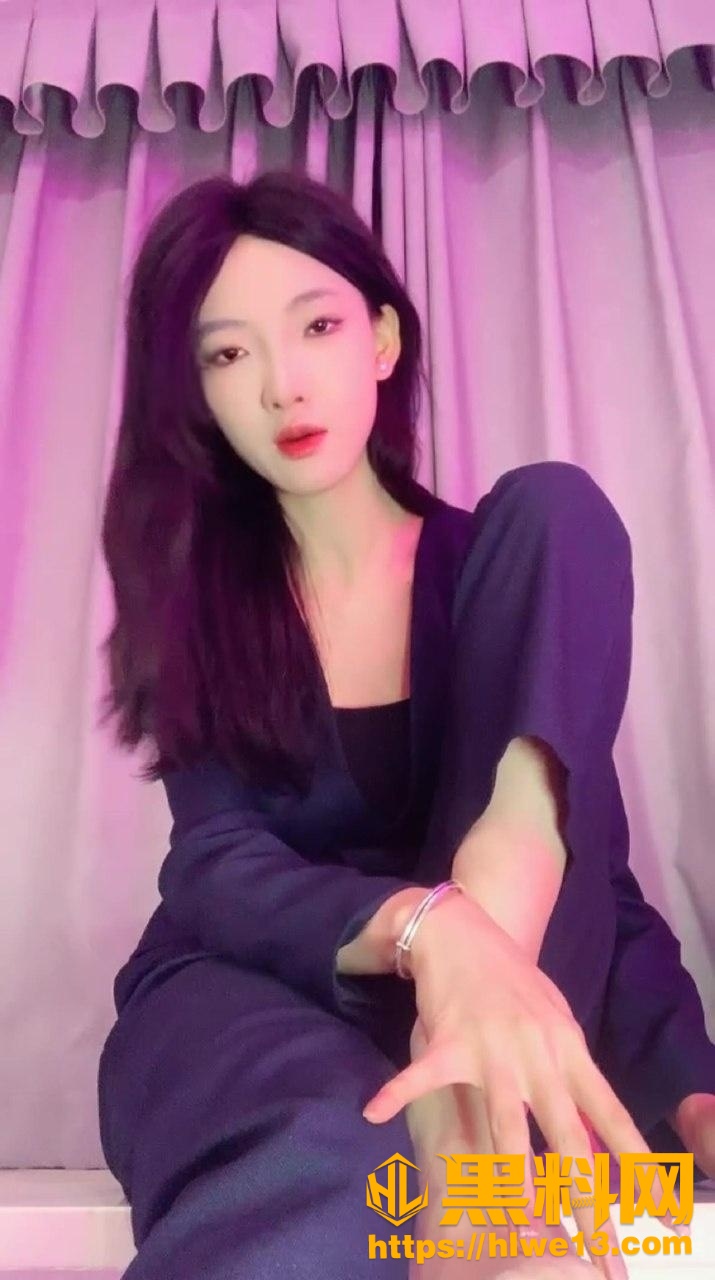 玩物直播 千千 红绿灯职业装短肉丝裸足 硬控老板求升职加薪