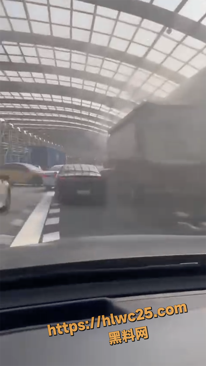深圳南坪发生交通事故 泥头车与特斯拉撞后波及公交车 现场火势惊人引发关注