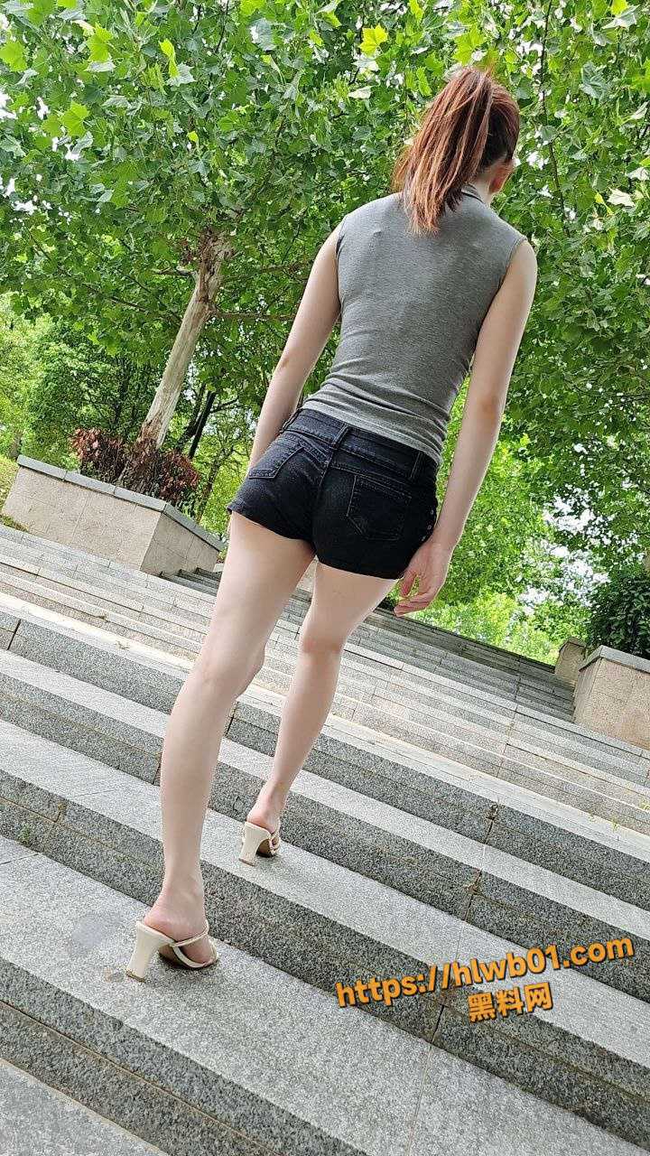 原创up主 吃完午饭借口出去散步 草丛里偷偷摸摸插妹妹 无套内射嫩穴爽翻天！