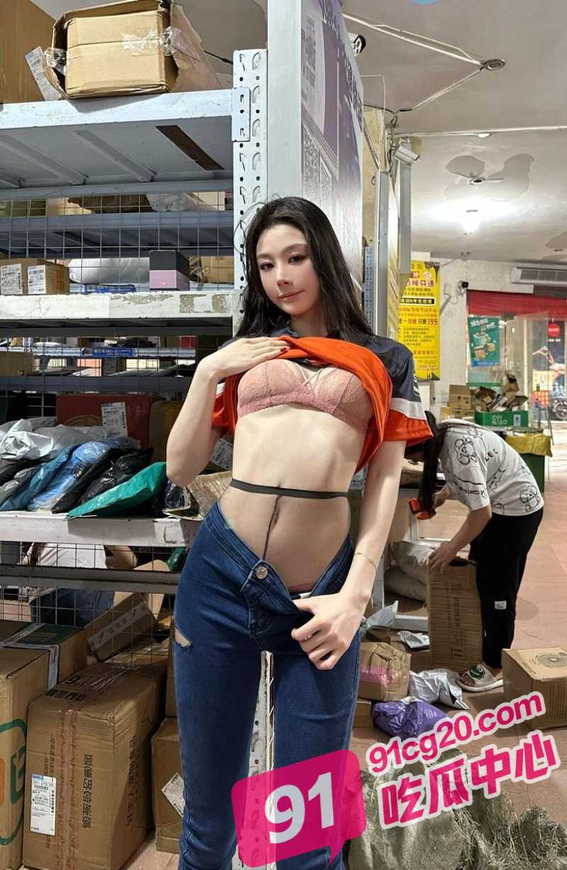 30万粉丝美团外卖媛小逗逗 化身神通快递员 竟在大庭广众干这事？