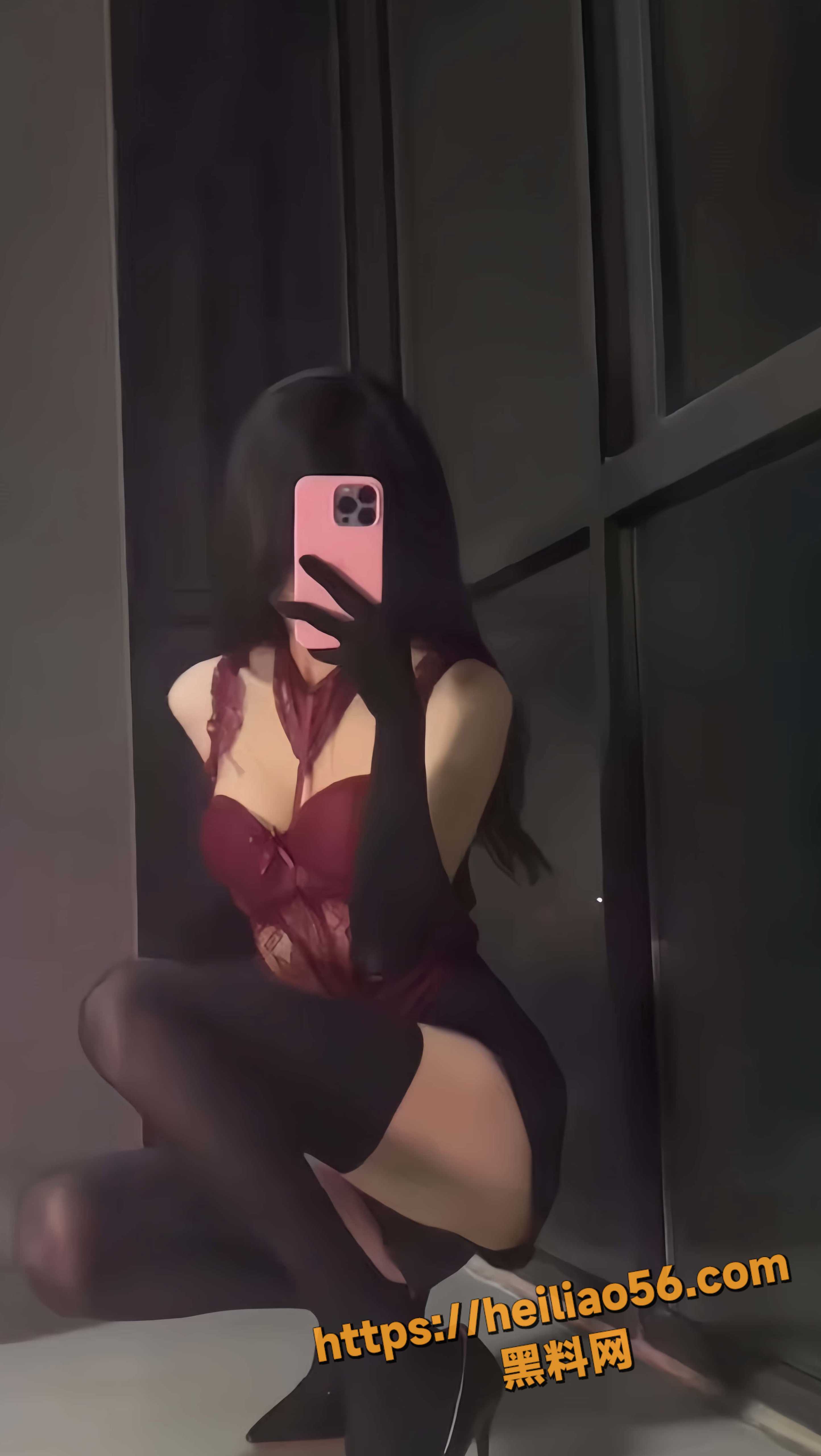 河南新乡人妻 畅子灵 与老公半夜吵架后气愤上头 和游戏网友半夜重燃激情！