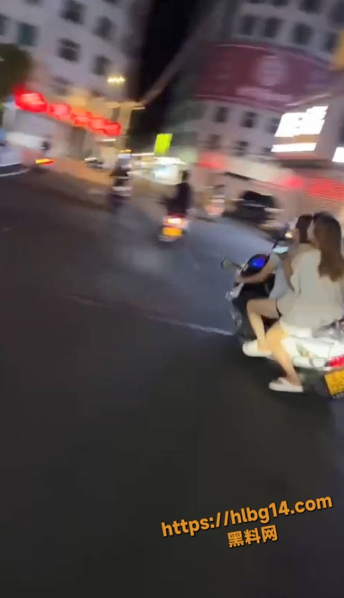 精神小妹骑车撞人 走位很风骚 像是故意的 前车女生膝盖血流 三个女人扯皮大战！
