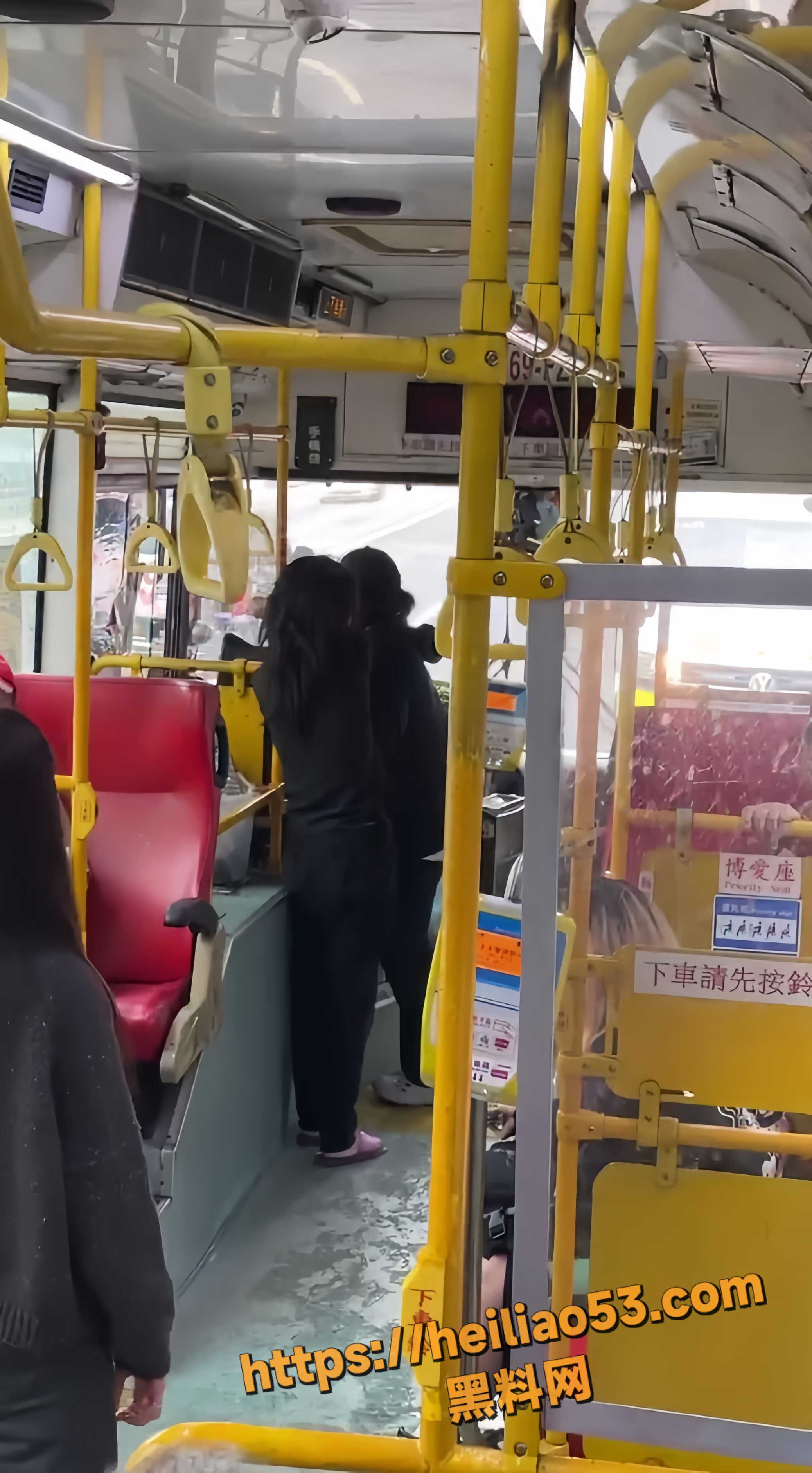 台北市北投区 一女子持刀劫持公交车司机 乘客惊魂拍摄全过程 现场视频曝光