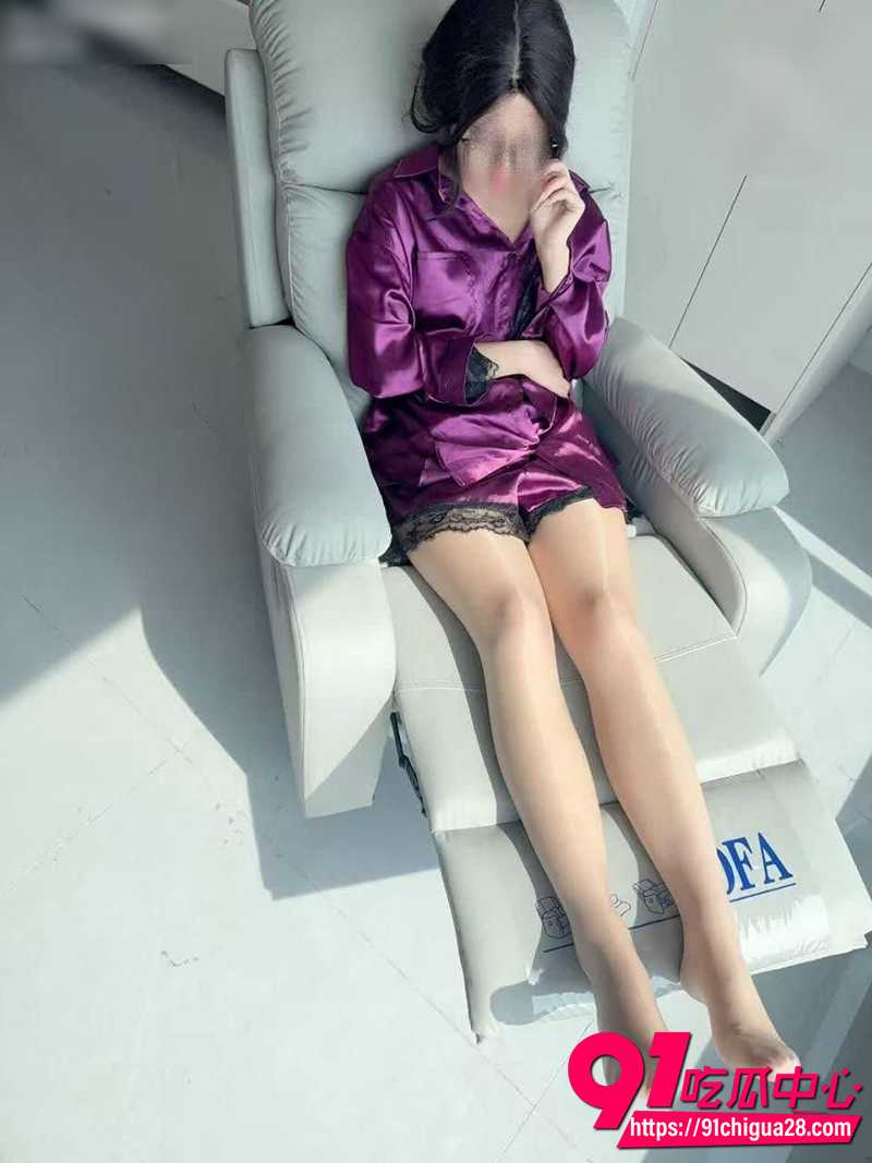海角精选兄妹乱伦 看醉酒后的堂妹的优美曲线身材 在KTV没忍住激情强上!