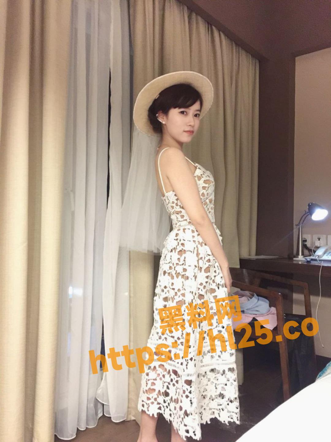清纯可爱的脸庞一脸无辜的舔弄着鸡巴 看着都是各种爽！