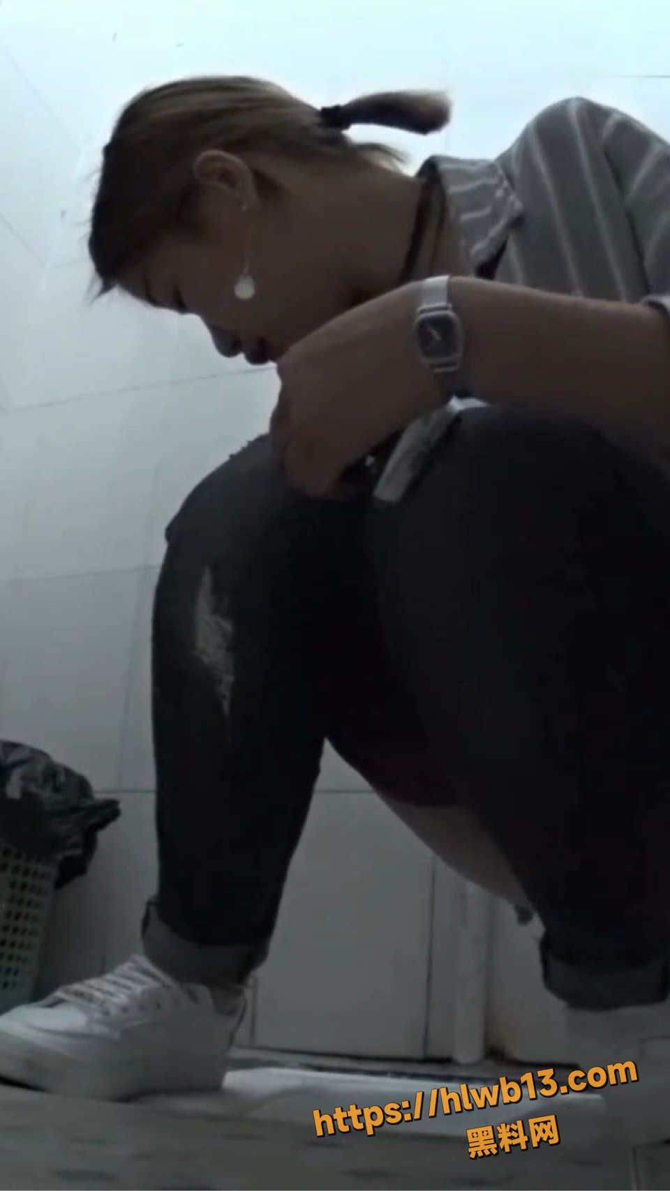 办公楼女厕广角偷拍合集 高颜值白领OL蹲坑尿尿全景 翘臀美腿私密画面曝光！
