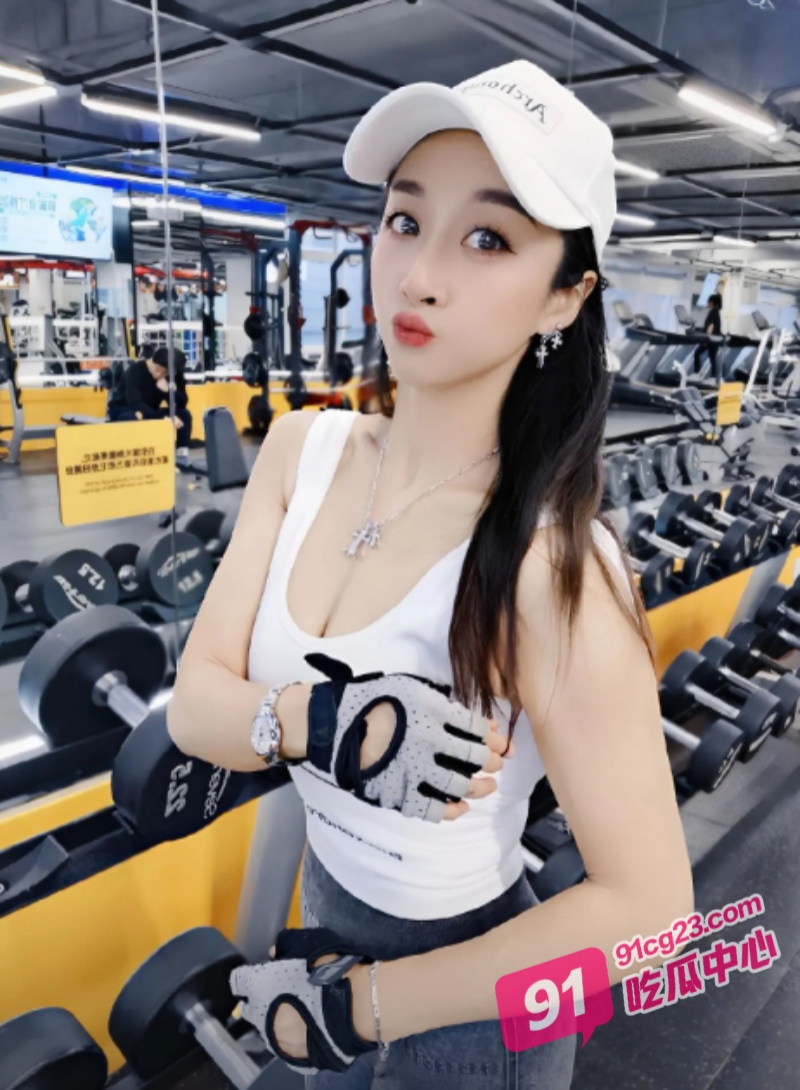 三顿夜宵换来感谢炮 巨乳OL女神报答男同事 酒店被操出十级淫语！ 配图2
