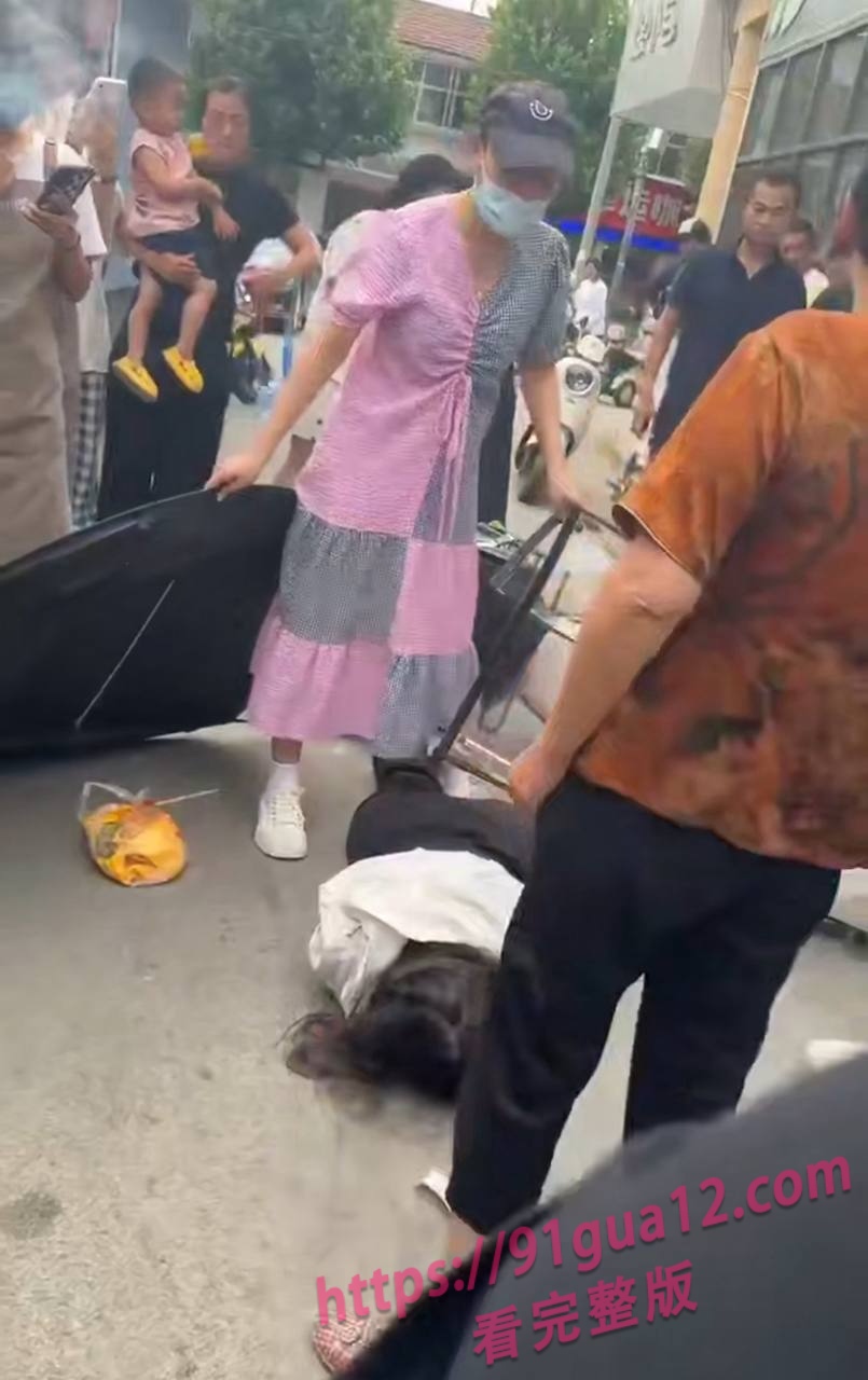 山东成武抓奸现场 小三被打到倒地不起 120都来了