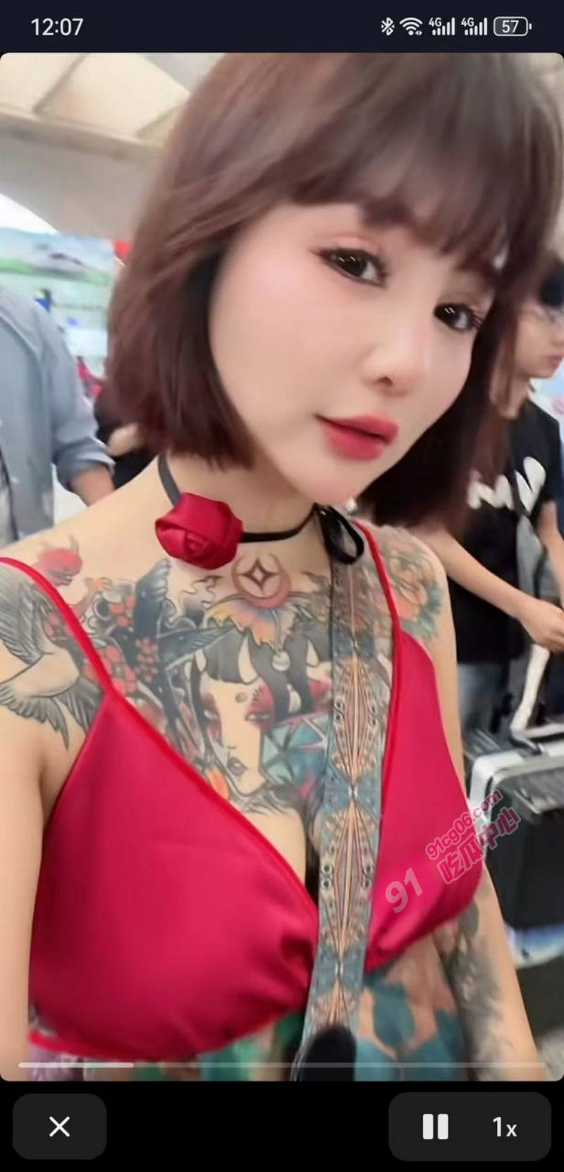 抖音网红盼兮何夕大街露乳事件～骑共享单车被扯下衣服 美乳瞬间暴漏在大众眼前！